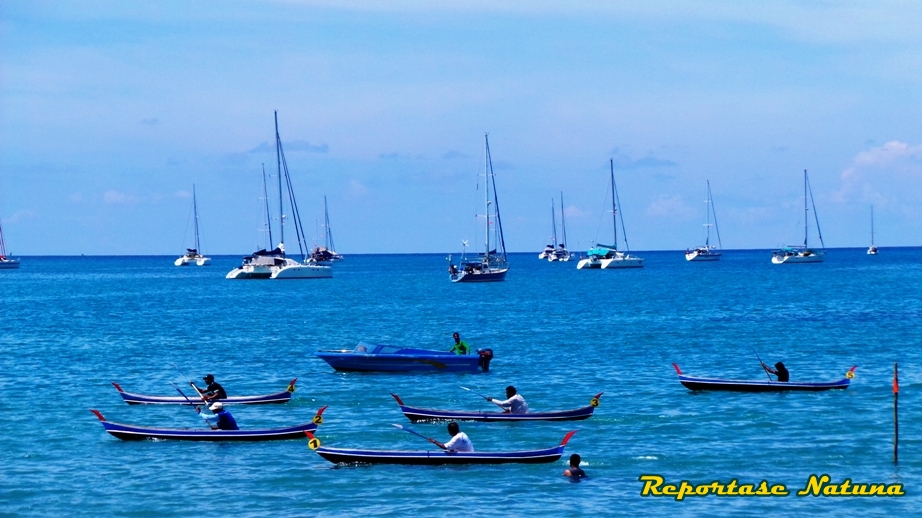 Salah satu gelaran festival pantai yakni lomba perahu tradisional yang digelar di dekat area lego jangkar perahu Yacht milik peserta Malaysia Sail di Pantai Tanjung