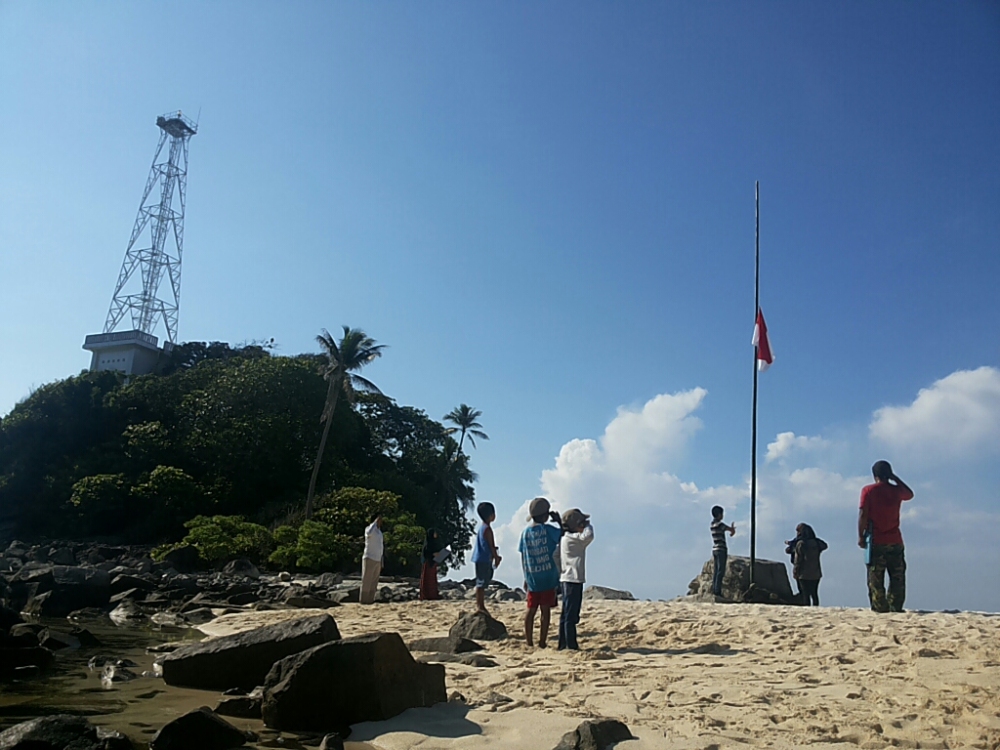 Masyarakat nelayan Desa Sepempang, serta beberapa mahasiswa dan pelajar dari Ranai, Natuna mengibarkan bendera merah-putih di Pulau Senoa, salah satu pulau terluar Republik Indonesia, Senin (17/8/2015)