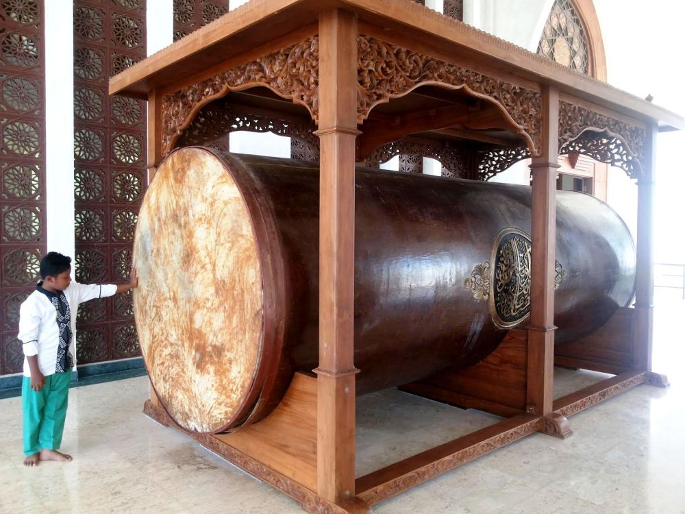 Bedug raksasa di Masjid Agung Natuna